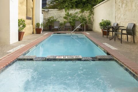 Holiday Inn Express San Antonio N-Riverwalk Area by IHG, Outdoor pool