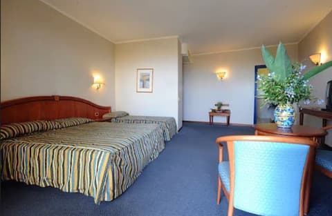 Hotel President, Room
