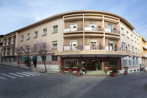 Grande Albergo Maugeri, Front of property