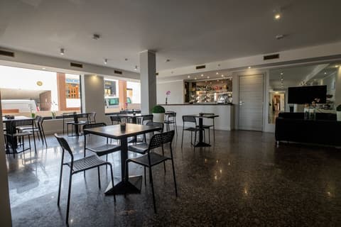 De Plam, Bar (on property)