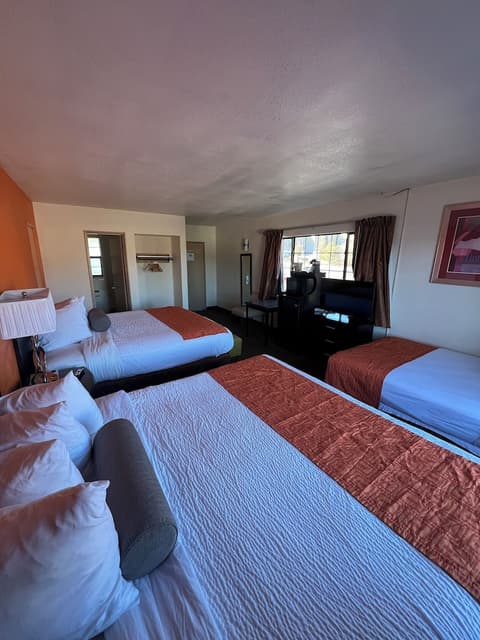 Howard Johnson by Wyndham Flagstaff University West, Room