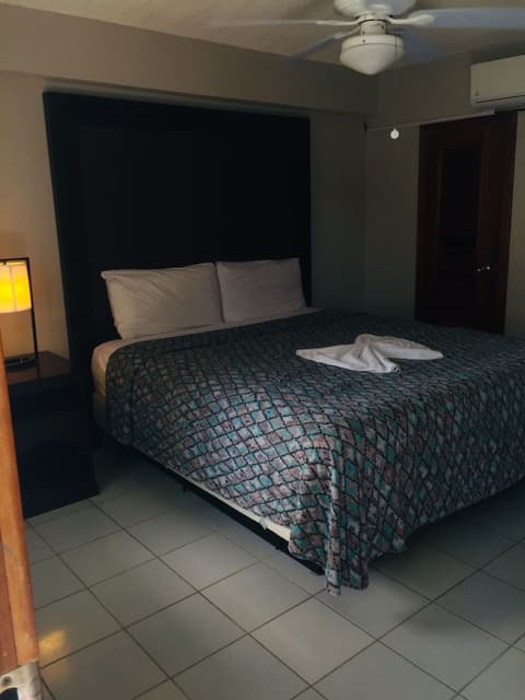 Corona Del Mar, Room