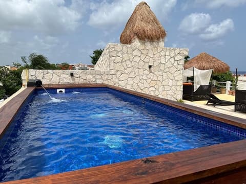 Flamingo Hotel, Outdoor pool