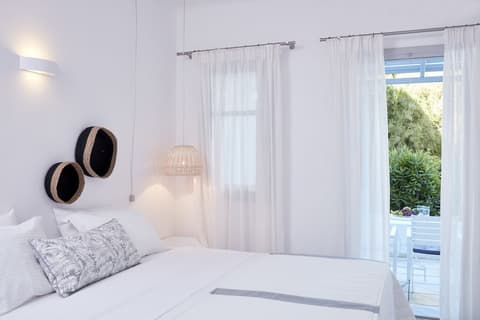 Mr & Mrs White Paros, Room