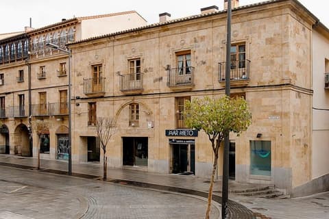 Ikonik Plaza Mercado, Exterior