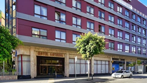 Bull Astoria, Front of property