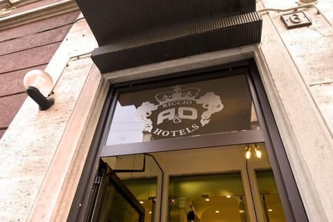 Hotel Sabatino, Property entrance