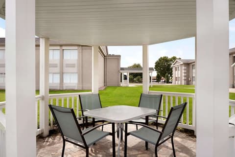 Baymont by Wyndham Des Moines North, Courtyard