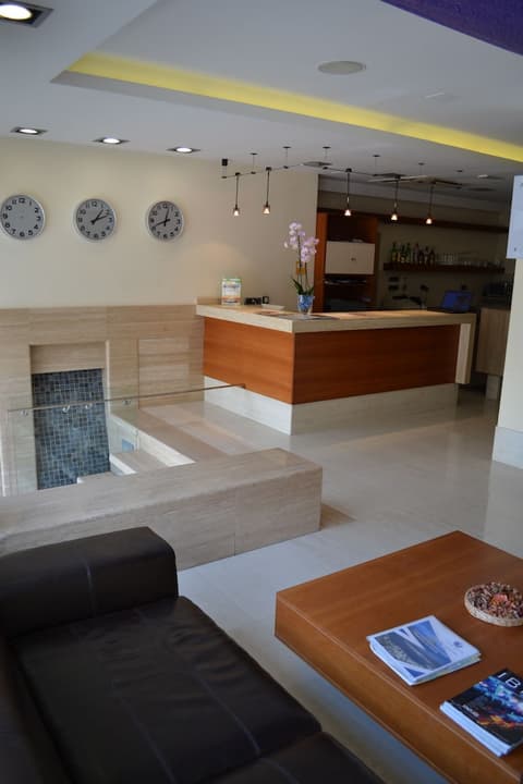 Hotel Marfil, Reception