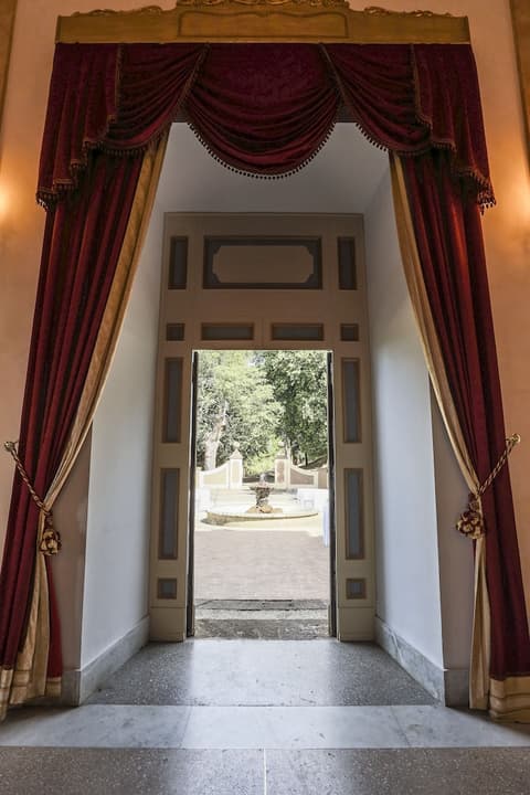 Villa Tuscolana, Interior entrance
