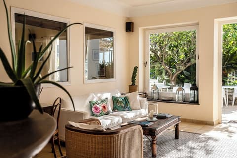 Hotel Senaria, Reception