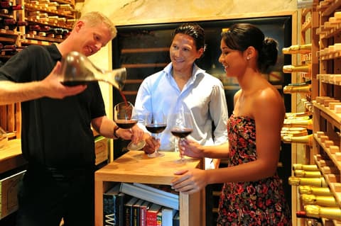 Holland House Beach Hotel, Bar (on property)