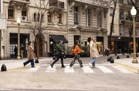 Deco Collection, Exterior