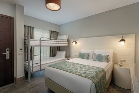 Titanic Deluxe Lara, Room