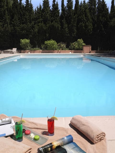 Hôtel Golf & Spa Château de la Bégude, The Originals Collection, Pool