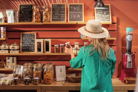 Sunrise Attitude, Food and drink