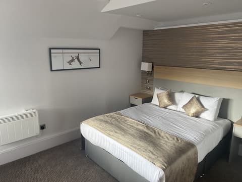 Caledonian Hotel, Room