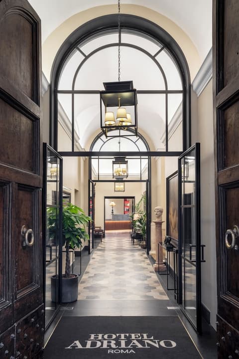 Hotel Adriano Rooftop, Interior entrance