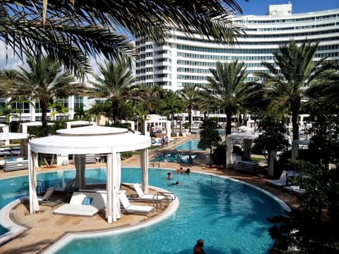 Fontainebleau Miami Beach, Pool