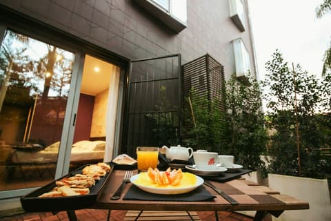 Black Hotel, In-room dining