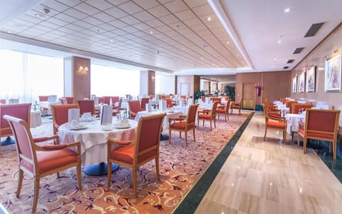 Hotel Africa, Restaurant