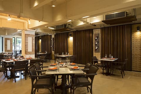 Mövenpick Suriwongse Hotel Chiang Mai, Dining