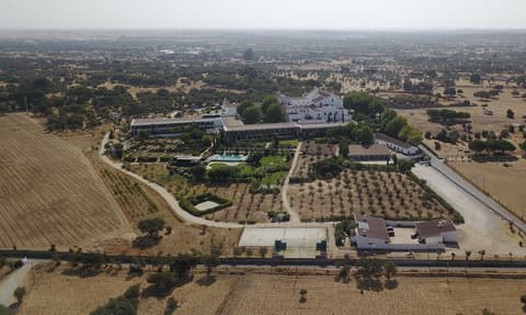 Convento do Espinheiro, Historic Hotel & Spa, Tennis court