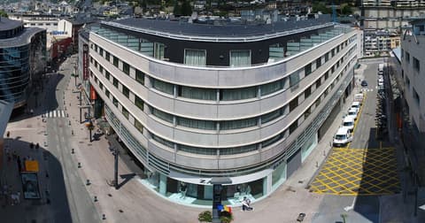 Yomo Centric, Front of property