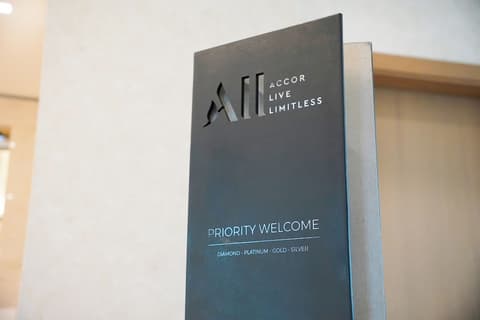 Swissôtel Al Murooj Dubai, Reception