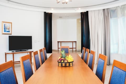 Swissôtel Al Murooj Dubai, In-room dining