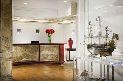 Hotel Pierre Milano, Concierge desk