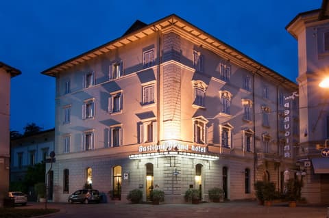 Grand Hotel Bastiani, Front of property