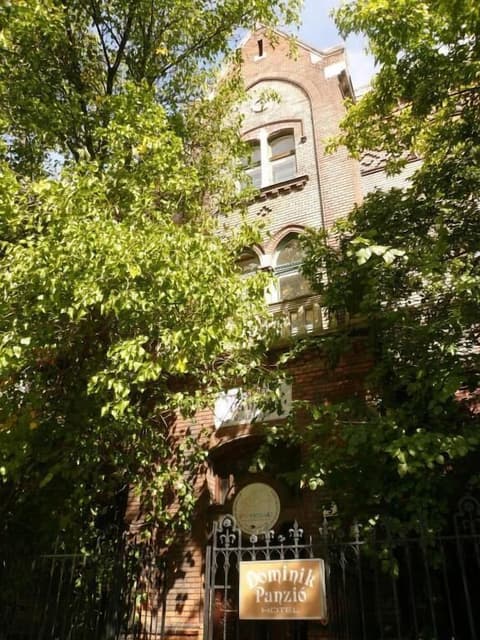 Dominik Panzio, Exterior