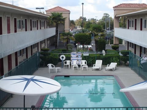 Dream Inn, Pool