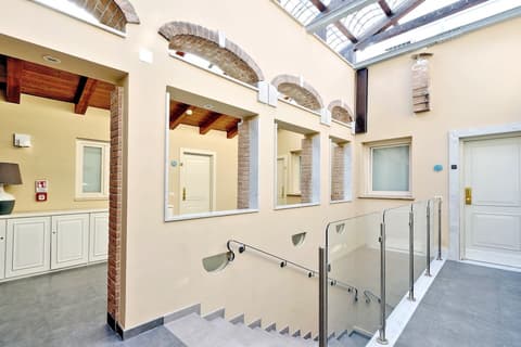 Hotel Camelia, Staircase