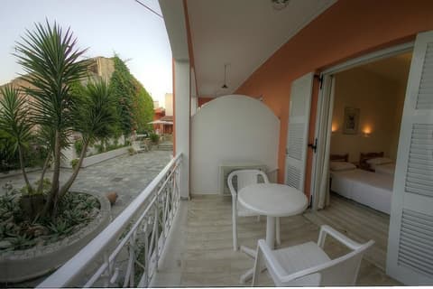 Benitses Arches, Room