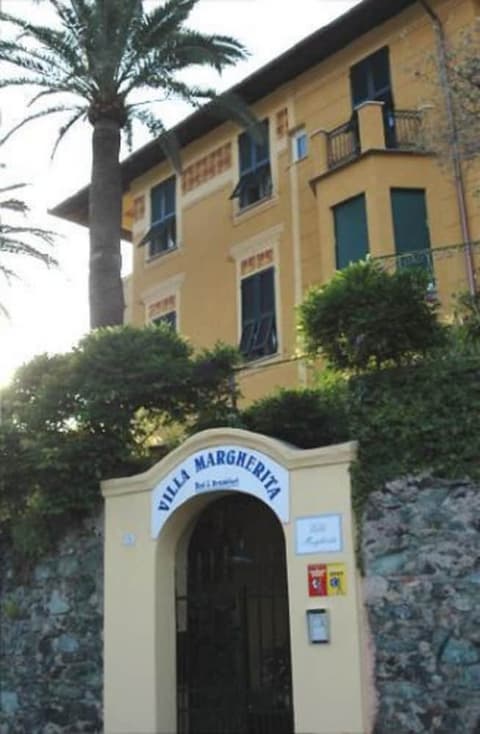 Villa Margherita, Front of property