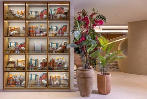 Desert Rose Resort, Lobby