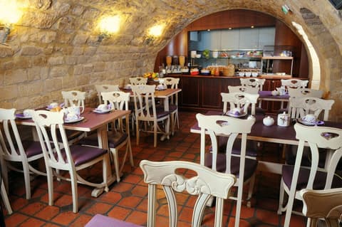 Hôtel Moris, Dining