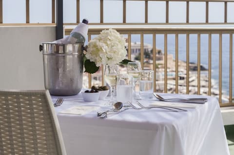 Alexandra Hotel, Dining