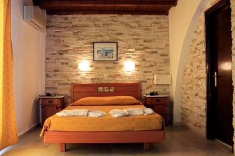 Naxos Holidays, Room