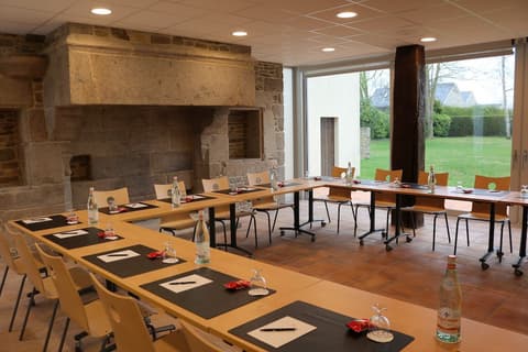 Le Saint Aubert, Business center