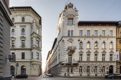 Ikonik Parlament, Exterior