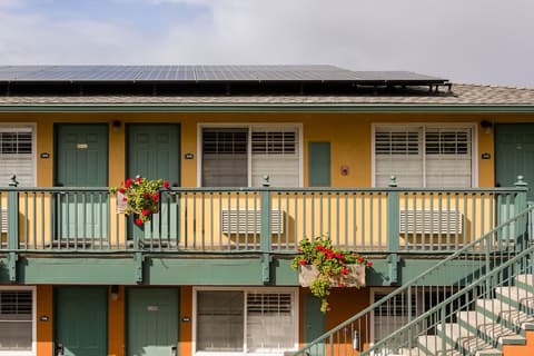 Sand Castle Inn, Front of property