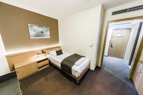 Archibald City, Room