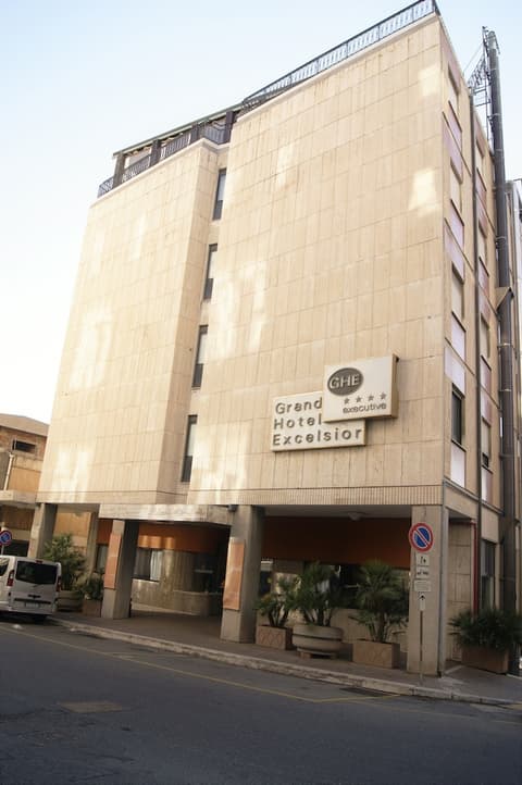 Grand Hotel Excelsior, Front of property