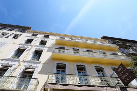 La Villa Tosca, Front of property