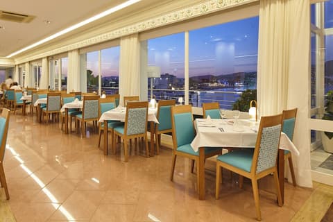 Argos Hotel, Restaurant