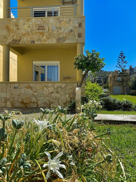 Ermis Suites, Front of property