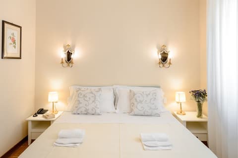 Hotel Continental, Room